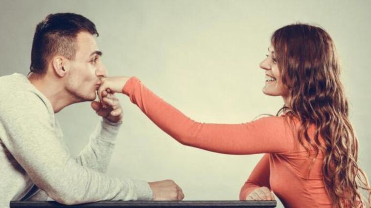 Un homme prend soin d'une fille et pense à l'agrandissement du pénis