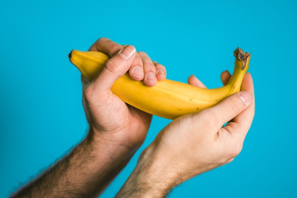 Exercice pour augmenter le pénis dans l'exemple d'une banane