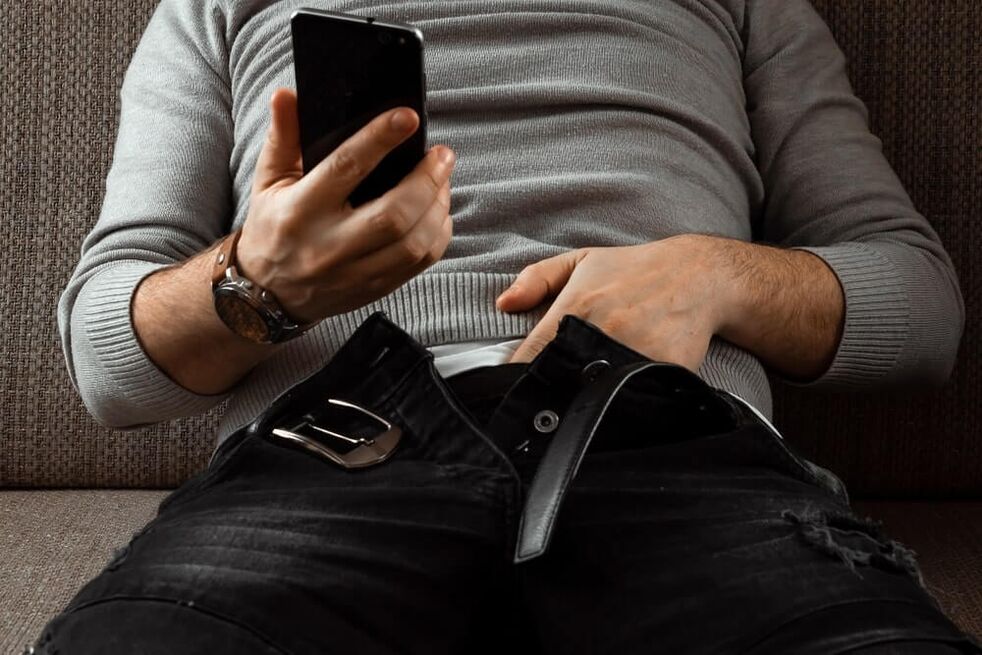 Un homme avant d'effectuer un exercice pour augmenter un membre
