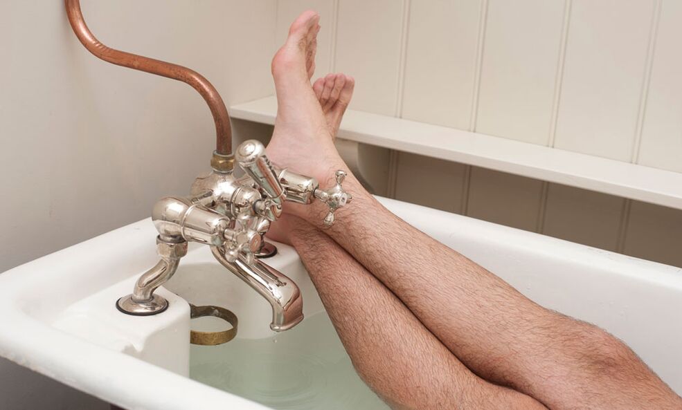 Un homme prend une salle de bain avec du soda