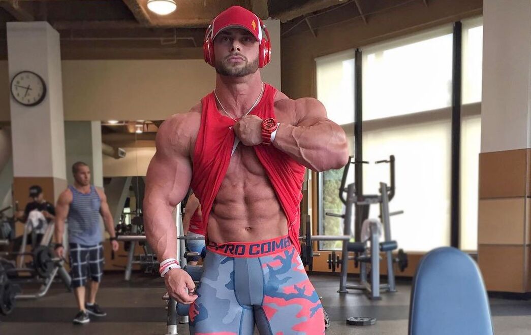 Homme sportif dans le gymnase