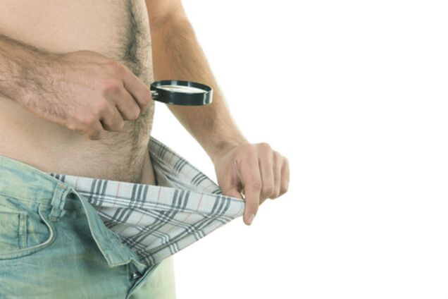 Un homme regarde son pénis et veut l'agrandir